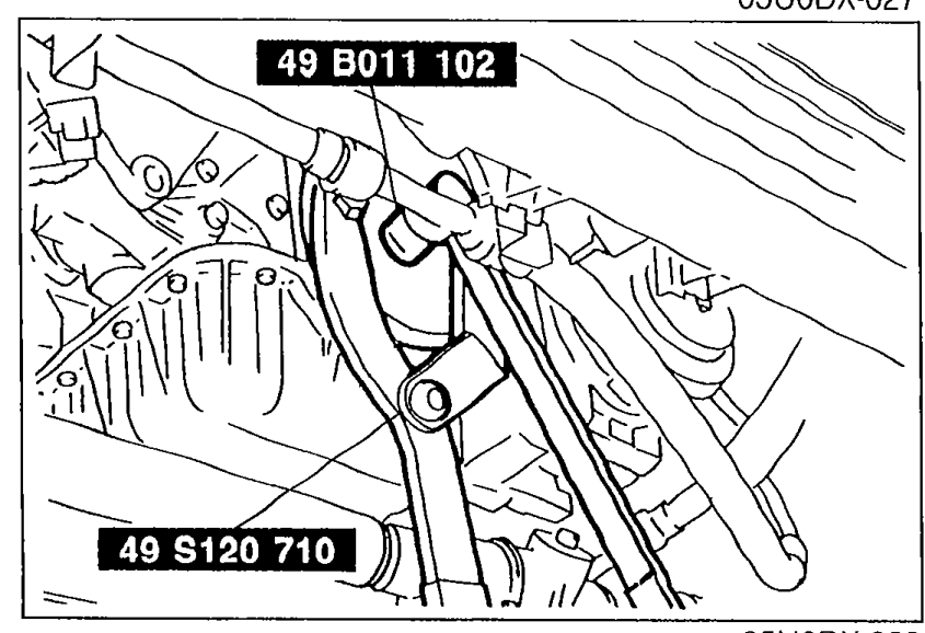 Photograph of SST 49 B011 102 and 49 S120 710 engaged on the pulley to tighten the pulley lock bolt.
