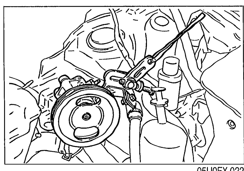 Engine bay illustration showing the P/S (power steering) oil pump in place with its pulley visible and hoses connected, for the Removal Note step (remove pump with hoses still connected).