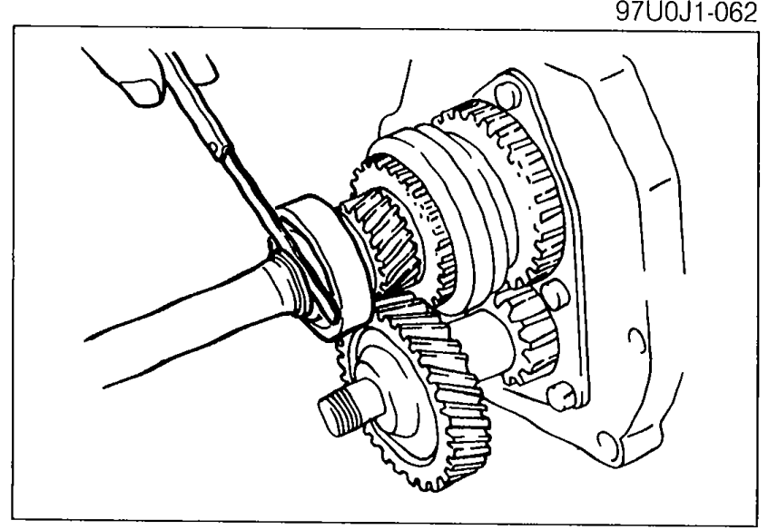 Measurement of clearance between C-washers and washer on the mainshaft using a feeler gauge.
