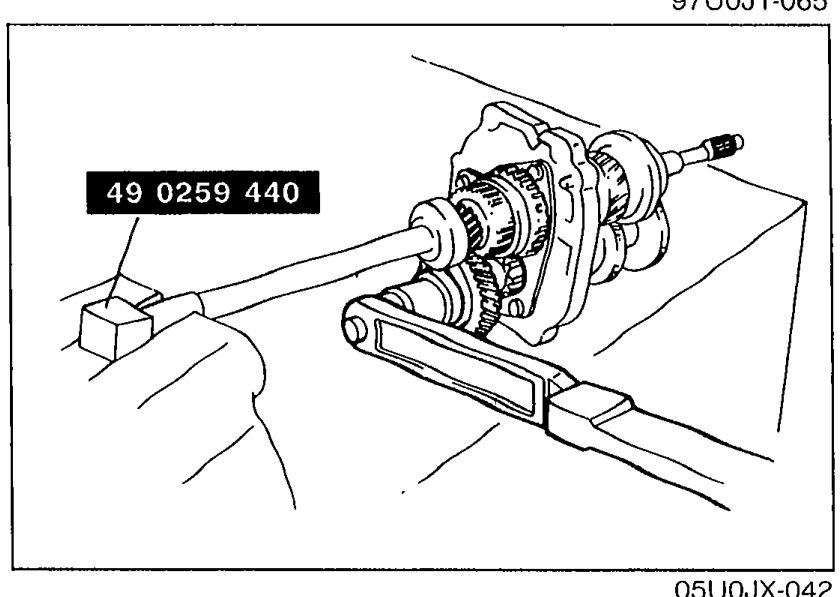 SST (part 49 0259 440) connected to the mainshaft and held in a vise, used to tighten a new locknut on the countershaft.