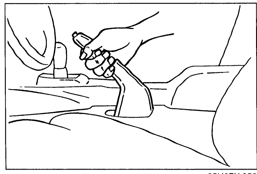 Illustration of a hand pulling the parking brake lever inside the cabin between the seats, showing measurement of the lever stroke.