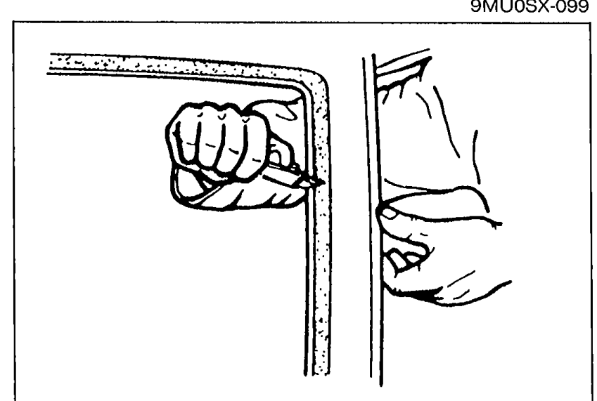 A hand using a razor knife to cut away old sealant from the pinch weld, leaving a 1 to 2 mm thick layer around the frame circumference. Illustrates installation step 1.